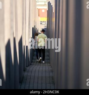 Visiteurs au Mémorial de l'Holocauste dans le centre de Berlin Banque D'Images