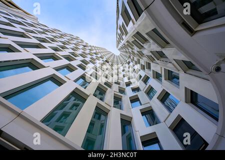 Vue jusqu'à la tour de l'Upper West sur Breitscheidplatz in Le centre de Berlin Banque D'Images