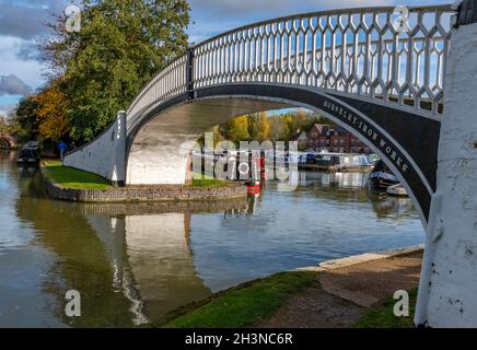 pont en fer historique au-dessus du grand canal union à fraunston près de daventry dans le northamptonshire, pont en fer orné au-dessus de la voie navigable intérieure, victorien. Banque D'Images