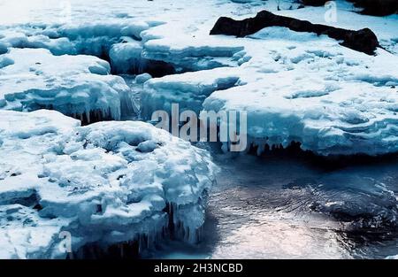 Glace et neige sur la rivière.Fonte de neige au printemps sur le réservoir. Banque D'Images