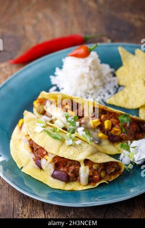 Tacos mexicains avec riz sur bois Banque D'Images