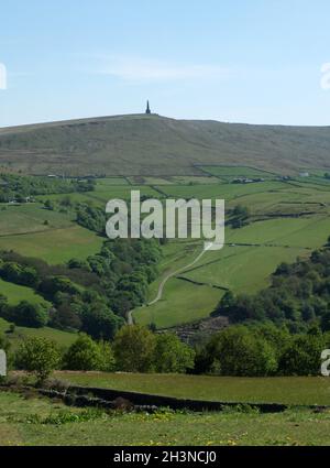 Griffon de Stoodley et monument à calvaire dans le Yorkshire de l'Ouest de calvaire, qui entoure les champs et les bois Banque D'Images