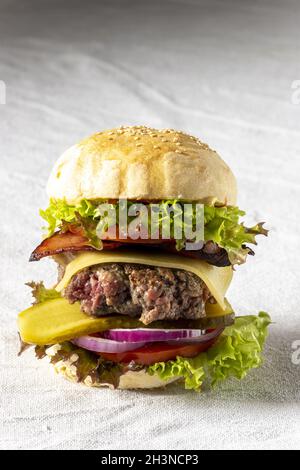 Gros plan sur un cheeseburger unique Banque D'Images