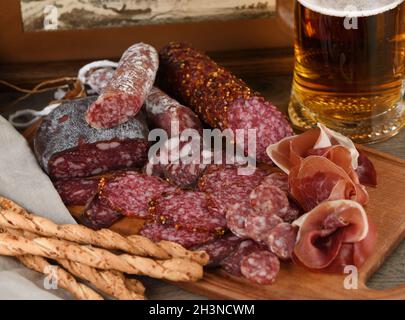 Plat antipasti au bacon, jerky, salami, graissini croustillant au fromage. Un hors-d'œuvre de viande est un excellent moi Banque D'Images