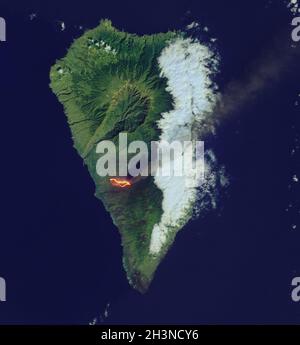 LA PALMA, ÎLES CANARIES - 26 septembre 2021 - l'imageur de terrain opérationnel (OLI) sur Landsat 8 a capturé une image couleur naturelle (ci-dessus) de la coulée de lave Banque D'Images