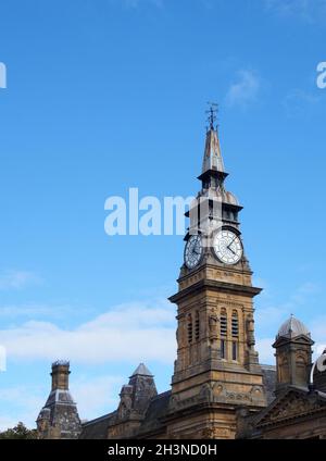 La tour de l'horloge du bâtiment historique victorien atkinson à southport merseyside, dans un ciel bleu d'été Banque D'Images