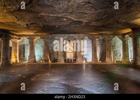 AJANTA, INDE - 6 FÉVRIER 2017 : intérieur d'un monastère bouddhiste sculpté dans une falaise à Ajanta, État de Maharasthra, Inde Banque D'Images