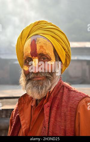 Katmandou, Népal - 10 avril 2016 : hommes hindous sadhu en vêtements de couleur safran dans l'ancien temple de Pashupatinath à Katmandou, Népal Banque D'Images