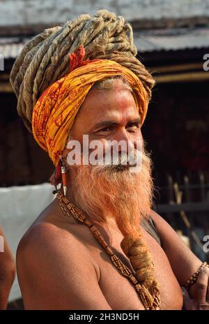 Katmandou, Népal - 10 avril 2016 : Portrait de l'homme Saint hindou sadhu en couleur safran traditionnelle à l'ancien temple de Pashupatinath à Katmandou, au Népal Banque D'Images