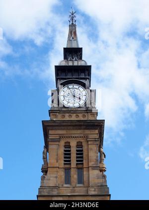 La tour de l'horloge du bâtiment historique victorien atkinson à southport merseyside, dans un ciel bleu d'été Banque D'Images