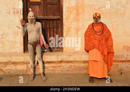 Katmandou, Népal - 10 avril 2016 : deux hindous sadhu, en vêtements traditionnels de couleur safran et en pantalon de fer avec la main de bénédiction à l'ancien pas Banque D'Images