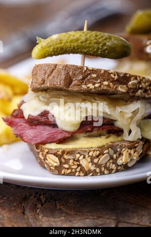 Sandwich Reuben sur bois rustique Banque D'Images