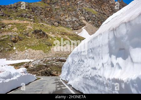 Routes de montagne entre Ceresole Reale et la colline de Nivolet autour du lac serrù, le lac Agnel, le lac de Nivolet dans le Piémont en Italie Banque D'Images