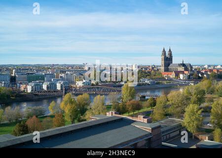 Vue sur la ville de Magdeburg sur le cycle de l'Elbe Chemin avec l'Elbe et la cathédrale de Magdeburg Banque D'Images