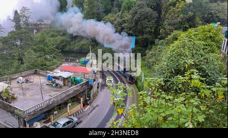 himalayan jouet train avec fumée à la montagne de l'angle supérieur image est prise à darjeeling ouest bengal inde sept 18 2021. Banque D'Images