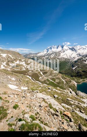 Routes de montagne entre Ceresole Reale et la colline de Nivolet autour du lac serrù, le lac Agnel, le lac de Nivolet dans le Piémont en Italie Banque D'Images