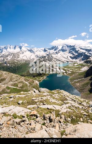 Routes de montagne entre Ceresole Reale et la colline de Nivolet autour du lac serrù, le lac Agnel, le lac de Nivolet dans le Piémont en Italie Banque D'Images