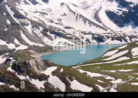 Routes de montagne entre Ceresole Reale et la colline de Nivolet autour du lac serrù, le lac Agnel, le lac de Nivolet dans le Piémont en Italie Banque D'Images