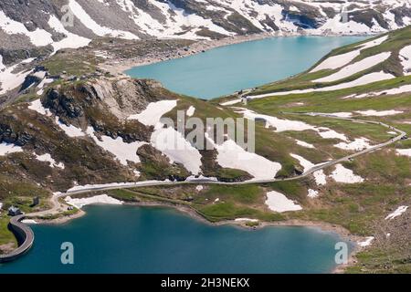 Routes de montagne entre Ceresole Reale et la colline de Nivolet autour du lac serrù, le lac Agnel, le lac de Nivolet dans le Piémont en Italie Banque D'Images