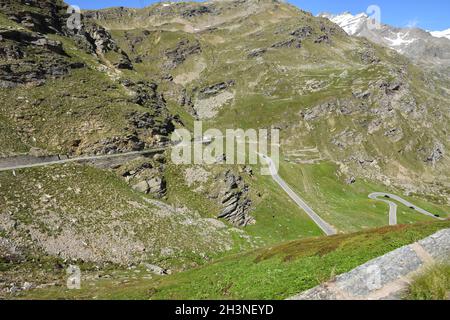 Routes de montagne entre Ceresole Reale et la colline de Nivolet autour du lac serrù, le lac Agnel, le lac de Nivolet dans le Piémont en Italie Banque D'Images