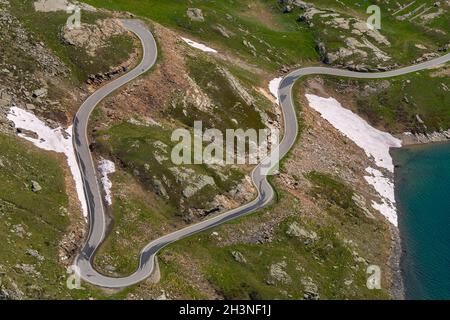 Routes de montagne entre Ceresole Reale et la colline de Nivolet autour du lac serrù, le lac Agnel, le lac de Nivolet dans le Piémont en Italie Banque D'Images