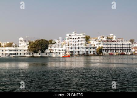 Lac de Pichola et bâtiments à Hanuman Ghat à Udaipur, État du Rajasthan, Inde Banque D'Images