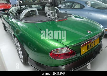 Jaguar XKR utilisé dans le film de James Bond Die un autre jour célèbre tourné sportif Bad villain voiture vert métallique couleur pistolet machine JAG convertible rapide Banque D'Images