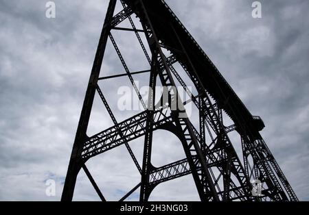 Vue du bas du pont de Kinzua contre un ciel nuageux dans State Park Mount aux États-Unis Banque D'Images