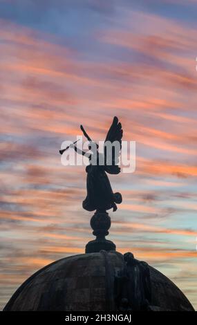 Statue d'ange au sommet du Queen Victoria Monument à Derby Square à Liverpool au coucher du soleil Banque D'Images