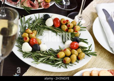 Un hors-d'œuvre de romarin farci d'olives avec de la mozzarella et des tomates cerises.Fabriqué dans le f Banque D'Images