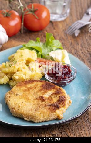 Schnitzel de céleri avec salade de pommes de terre et canneberges Banque D'Images