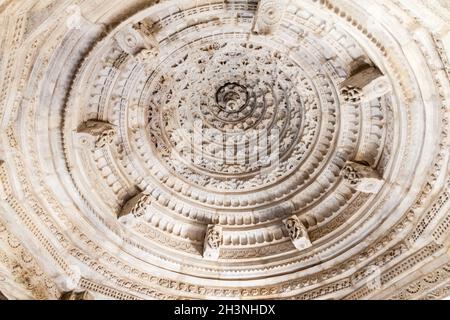 Coupole du temple de Jain à Ranakpur, État du Rajasthan, Inde Banque D'Images