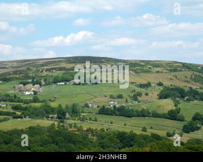 Vue panoramique sur la vallée de la calder dans le West yorkshire avec village de moueurs midgley et fermes en été Banque D'Images