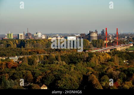 Pont autoroutier de l'A42 au-dessus du Rhin près de Duisburg Beeckerwerth, ThyssenKrupp aciéries, hauts fourneaux, Duisburg, NRW,Allemagne Banque D'Images