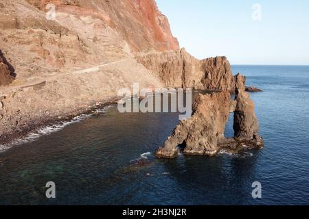 Arche en pierre volcanique naturelle, Roque de Bonanza sur l'île d'El Hierro, îles Canaries, Espagne. Banque D'Images