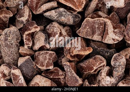 Morceaux de grains de cacao brisés - également appelés nibs de chocolat, détail sous la largeur d'image de microscope 23mm Banque D'Images