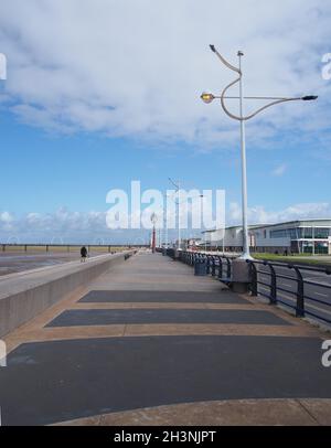 Vue sur la promenade de southport avec la plage et la jetée au loin et le cinéma vue face à la route Banque D'Images