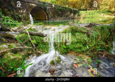 Conte de fées au bord de la rivière magnifiques cascades et un vieux pont à Orbaneja del Castillo, Burgos, Espagne. Banque D'Images