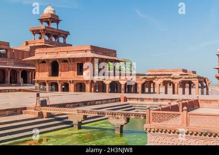 Palais Panch Mahal et piscine ornementale dans l'ancienne ville Fatehpur Sikri, État de l'Uttar Pradesh, Inde Banque D'Images