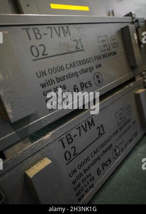 Boîtes en bois de l'armée avec de lourdes munitions anti-grenades de réservoir, gros plan détail tous les logos de fabricant et les références retouchées Banque D'Images