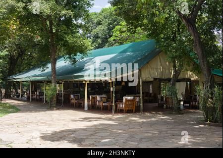 Extérieur du bar du camp des gouverneurs pendant un après-midi ensoleillé, Masai Mara, Kenya Banque D'Images