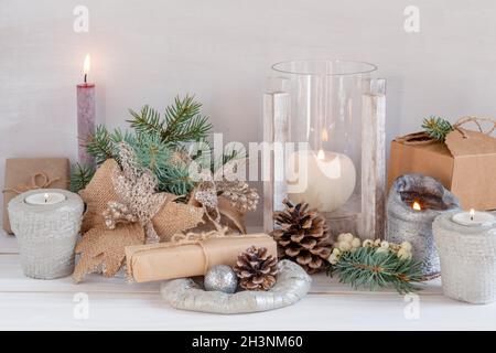 Composition de Noël avec jouets du nouvel an, bougies, arbre de Noël et cadeaux sur fond blanc, atmosphère chaleureuse.Photo de haute qualité Banque D'Images