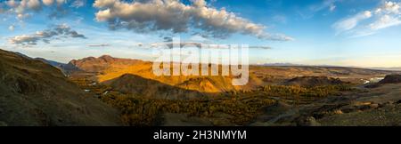 Montagnes et collines altai en automne, photo panoramique. Banque D'Images