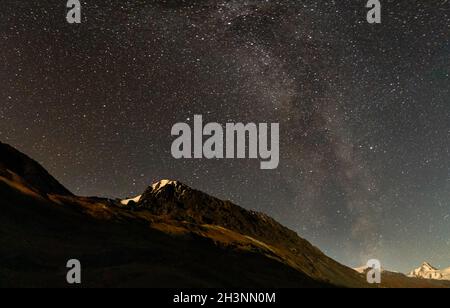 Ciel étoilé au-dessus des montagnes de l'Altaï.Magnifique ciel nocturne sur les montagnes de l'Altaï. Banque D'Images