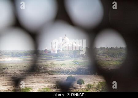 Taj Mahal vu d'une fenêtre de fort Agra, État de l'Uttar Pradesh, Inde Banque D'Images