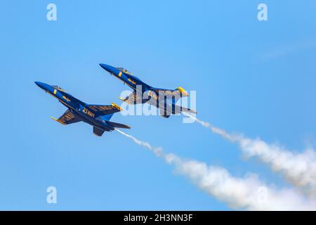 Une formation de deux navires exposée lors de la représentation des États-Unis des Nave Blue Angels à l'Airshow London, Ontario, Canada. Banque D'Images