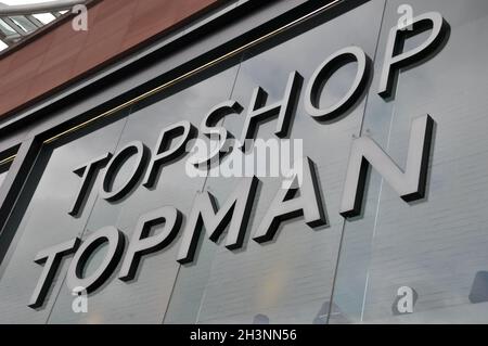 Panneau sur le topshop et le bâtiment de Topman à Briggate dans le centre de Leeds Banque D'Images