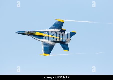 Un FA-18 de l'équipe de démonstration aérienne des Blue Angels de la marine des États-Unis effectuant un vol à l'occasion de l'événement Airshow London SkyDrive 2021 à Londres, ONTARIO. Banque D'Images