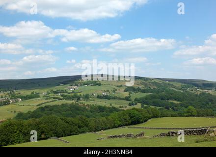 Vue panoramique sur la vallée de la calder dans le West yorkshire avec village de moueurs midgley et fermes en été Banque D'Images