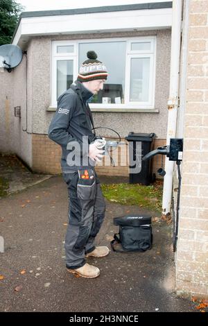 Installation d'un point de recharge de voiture électrique sur une maison à Aberdeen en Écosse Banque D'Images